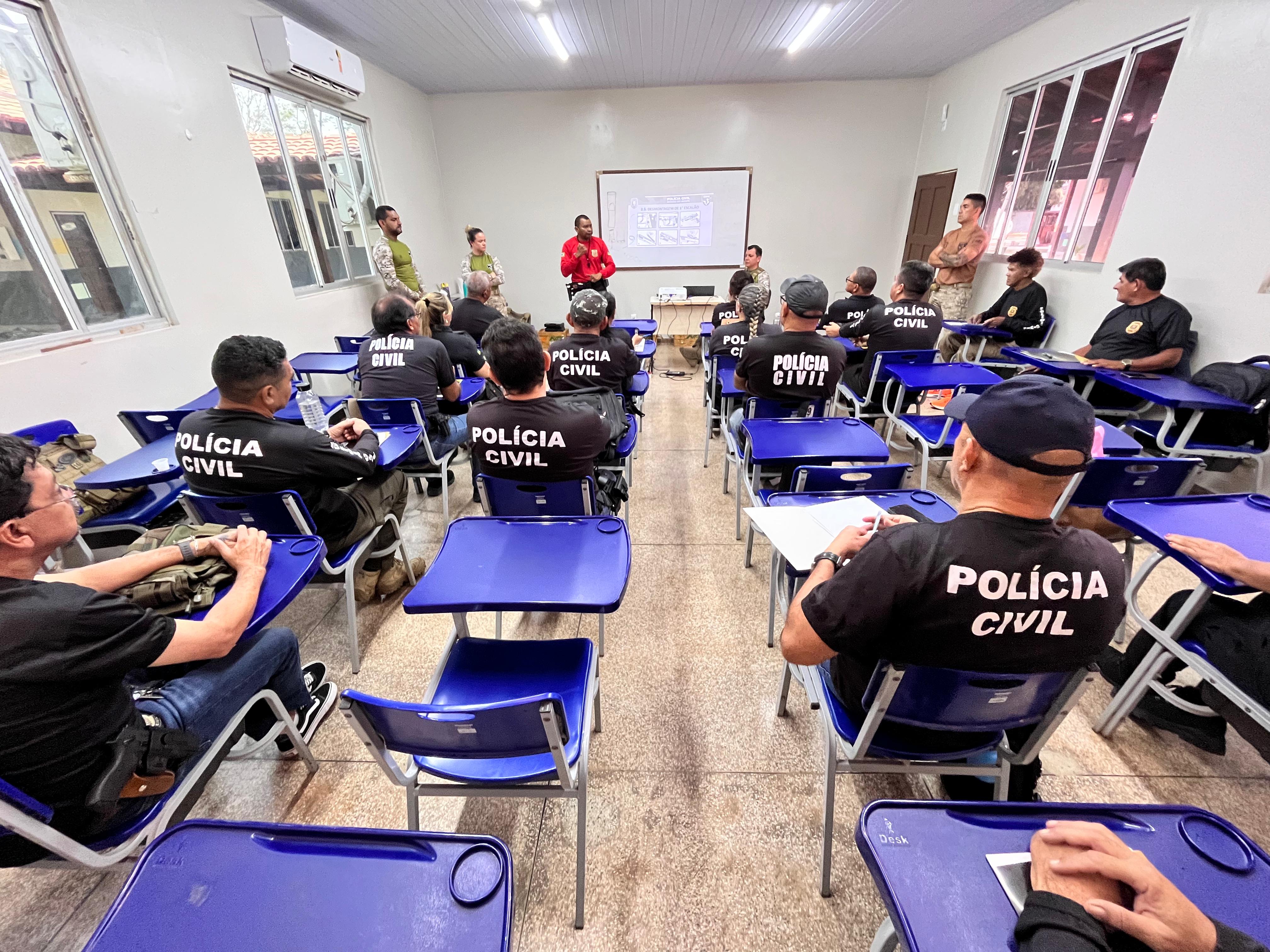 SERVIDORES DA UNIÃO REENQUADRADOS COMO AGENTES DE POLÍCIA PARTICIPAM DE INSTRUÇÃO DE HABILITAÇÃO TÉCNICA NO USO DE ARMA DE FOGO DE PORTE